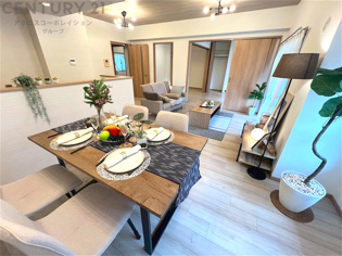 キッチン前のダイニングスペース　カウンターキッチンから料理の受け渡し等に便利です。ダイニングセットを置いても十分な広さを確保。