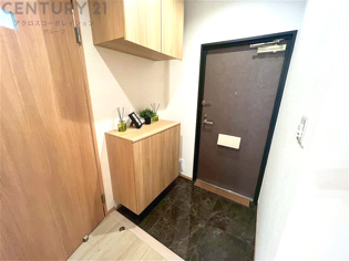 大きな玄関収納付きの玄関です　家族皆様の履物をしっかり収納できます