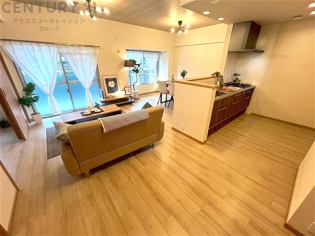 リビングダイニングは家族や友人とのコミュニケーションを楽しむ場所でくつろぎながら食事や会話を楽しめ、多目的に利用できリラックスできる空間です。家庭内の中心として機能し、快適な生活をサポートします。