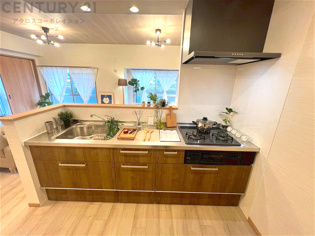 シンプルなデザインと使いやすさを兼ね備えた対面式システムキッチンは、効率的な作業スペースを提供し、家族やゲストとのコミュニケーションを促進します。