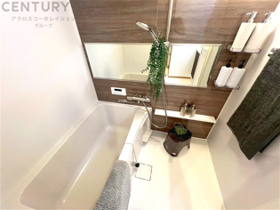 ユニットバスは省スペースでありながら、シンプルな設計と使いやすさを備え、簡便なメンテナンスが可能です。またミラー・小物置き場もあり便利です。