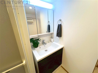 化粧品や洗顔料、歯ブラシなどの必需品をまとめて置ける収納スペースがあり、使用するたびに取り出す手間が省けます。また、水回りのため、濡れても大丈夫な素材が使用されており、お手入れが簡単です。