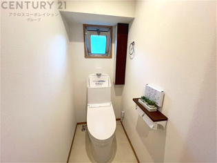 温水洗浄便座付トイレは温水洗浄機能により、暖かい水でおしりを洗浄することができ、冷たい水を使う従来の便座に比べ、温水洗浄機能で暖かいトイレを提供し、快適な使用を可能にします。