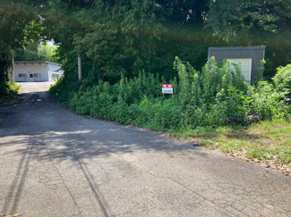 【外観】 | 千葉市緑区平山町　売地　外房線【鎌取駅】　 | 土地の接している北西側道路から北側へ向かうと、道路の入口があり、東西の道路と接しています。その道路の東側から西へ向かって撮影しました。