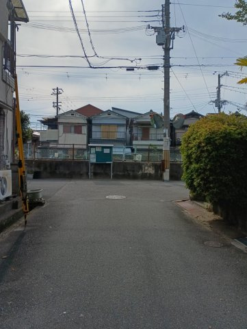 売土地　大東市平野屋1丁目（建築条件無し上物有）の前面道路含む現地写真