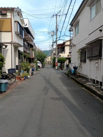 売土地　大東市平野屋1丁目（建築条件無し上物有）の前面道路含む現地写真