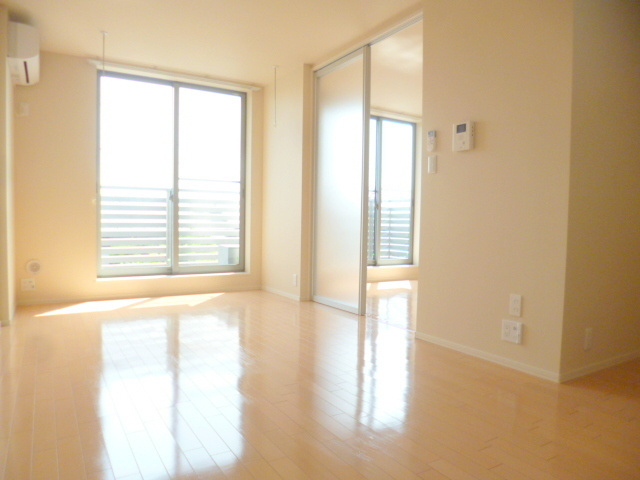 クエスタ荻窪の居間・リビング|★最上階、角部屋２面採光で陽当り良好です♪