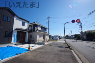 【前面道路含む現地写真】 | 歩道が広く車庫入れも楽です