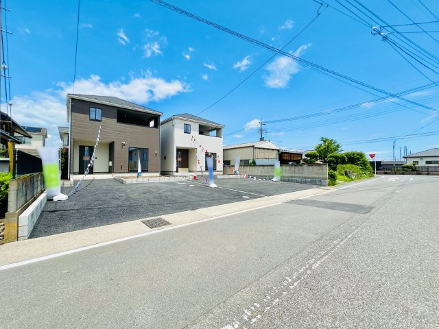 伊勢崎市富塚町の前面道路含む現地写真|閑静な住宅地◎
交通量も少なく、駐車も楽々♪