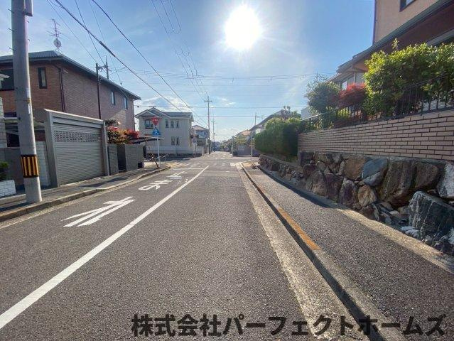 八幡市西山和気中古戸建の前面道路含む現地写真|前面道路含む現地写真です