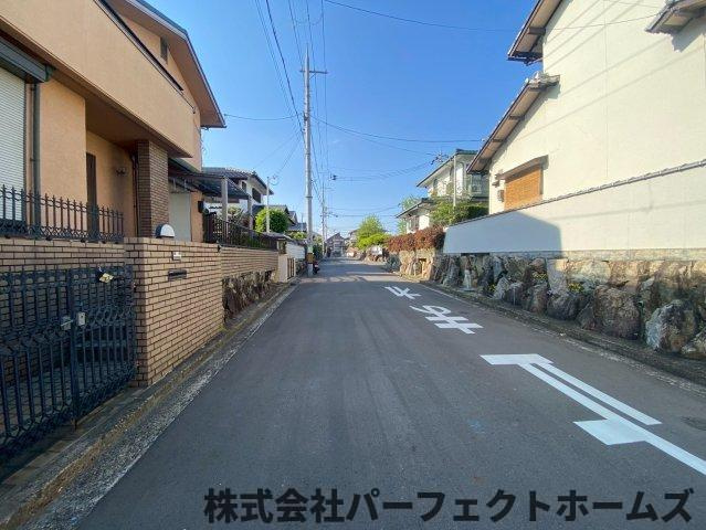 八幡市西山和気中古戸建の前面道路含む現地写真|前面道路含む現地写真です