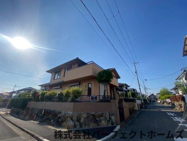 八幡市西山和気中古戸建の前面道路含む現地写真