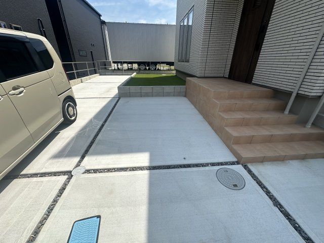 花園町新田戸建の駐車場
