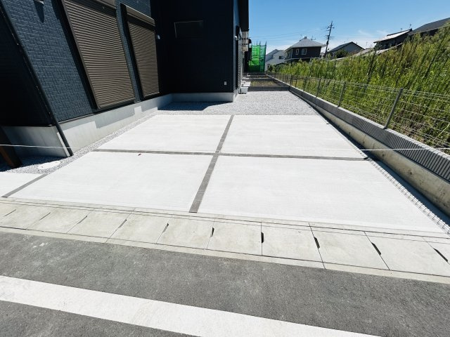 新築　高崎市新町　Blooming　Garden　1号棟の駐車場|現地写真　駐車スペースは並列2台分可能です！
