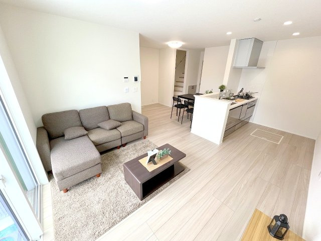 あきる野市草花　全3棟の居間・リビング|2025年撮影