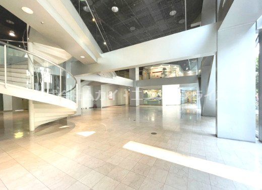 K2ビルディングのロビー