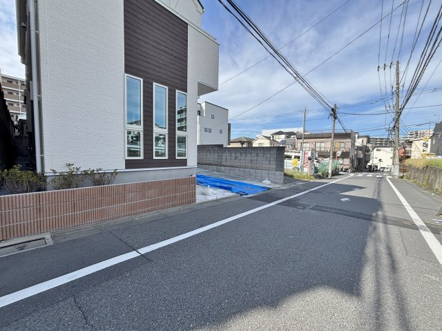 板橋区大原町 全2棟 2号棟の前面道路含む現地写真|伸びやかな約5.9ｍ公道に面した全2棟