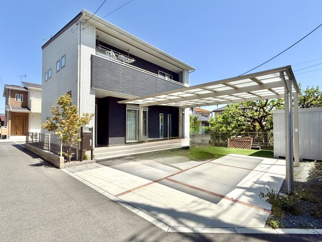 【中古戸建】前橋市下小出町3丁目の外観|■外観｜窓の配置や、爽やかな白ベースの外観が清潔感をもたらします。まっさらなキャンバスのような家にこだわりを彩って…始めよう、あなただけの豊かな暮らし( ＾＾ )