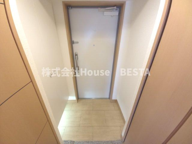 カスタリア三宮の玄関