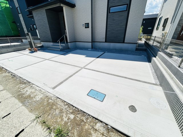 新築　高崎市新町　Blooming　Garden　3号棟の駐車場|現地写真　駐車スペースは並列2台分可能です！
