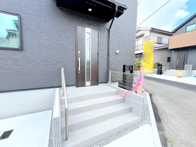 あきる野市草花　全3棟の玄関