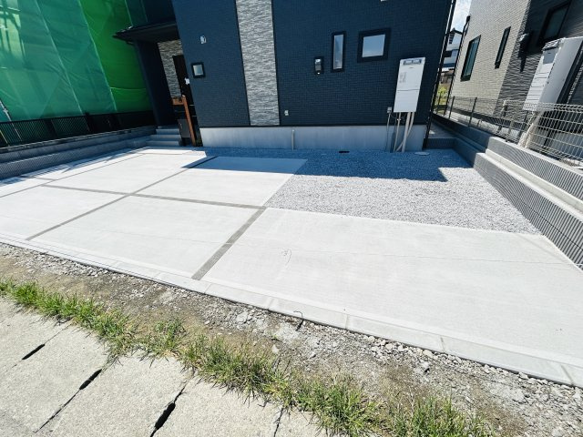 新築　高崎市新町　Blooming　Garden　4号棟の駐車場|現地写真　駐車スペースは並列2台分可能です！
