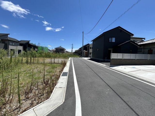 新築　高崎市新町　Blooming　Garden　5号棟の前面道路含む現地写真|現地写真　北西側接道幅員約6ｍ
