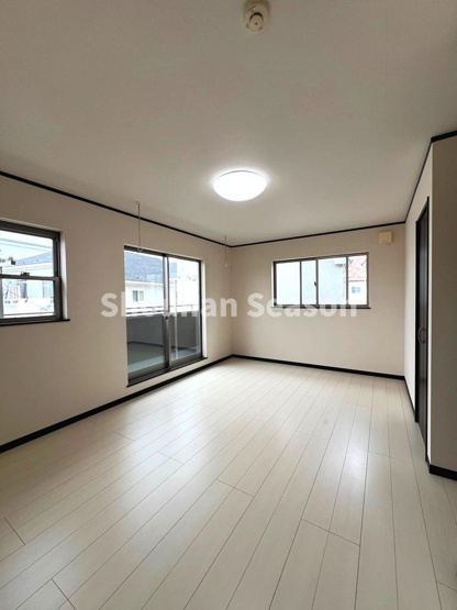 【洋室】 | 有意義な家族時間を演出する10.1帖のメイン居室◎