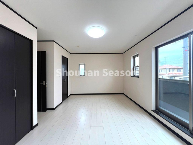 【洋室】 | 間仕切りカーテンで、２部屋にセパレートも可能な広々とした洋室◎◎　
ライフスタイルに合わせて間取りチェンジが可能です♪