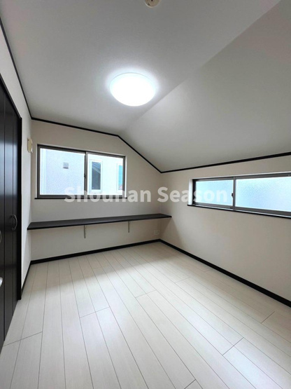 【洋室】 | 全室収納に加えメイン居室には「WIC」を完備◎
必要な物が必要な場所に片付きます♪