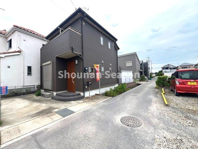 【外観】 | 内・外装共にキレイにお使いの2LDKリフォーム住宅（R6.11月）
新生活にピッタリな素敵な家具・インテリアをディスプレイ中！
まずは内覧にいらしてみませんか♪