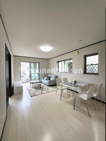 【居間・リビング】 | お掃除楽々！綺麗なフローリング光る全洋室・2LDKの間取りプラン◎
全室２面採光で風通りも良好ですよ♪