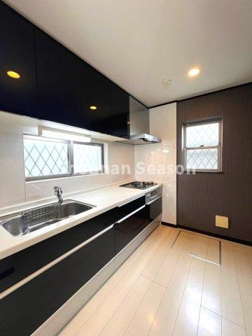 【キッチン】 | 調理時短に繋がる３口コンロにグリル搭載！お料理の幅が広がります♪