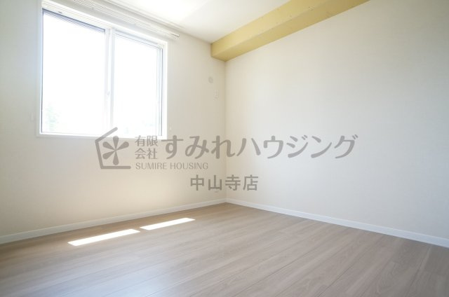 Espoir 宝塚・川面の洋室