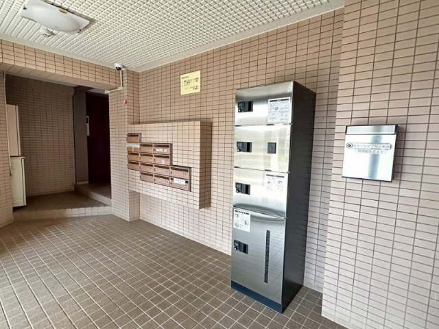 【その他共用部分】 | クリーンピア松江奥谷 | 集合ポスト横には宅配ボックスもついています。