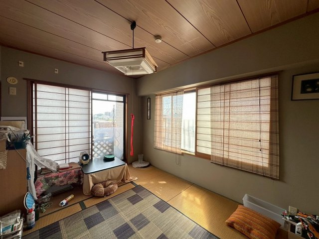 【和室】 | クリーンピア松江奥谷 | リビング横の和室は2面に窓があり、採光性が高いです。