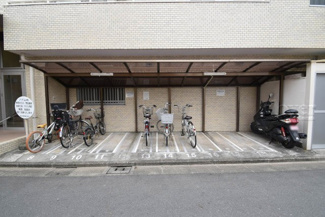 【駐車場】 | バイク置き場。空き区画の有無や駐輪料金、サイズおよび排気量規定などについては、改めてお問い合わせください。～即日のご見学可能～　お問合せはお気軽にどうぞ。
