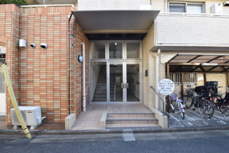 【エントランス】 | お客様を、そして住人を出迎えてくれるマンションのエントランス。ゴミが落ちていないことからも、管理状態の良さや住民の節度の高さが見て取れます。～即日のご見学可能～　お問合せはお気軽にどうぞ。
