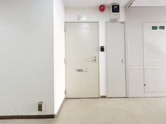 【その他共用部分】 | 皆様をお迎えする、お部屋の玄関ドア。開けやすさや開放角度、ドアノブの操作しやすさや鍵の形状などを、現地で一度ご確認ください。～即日のご見学可能～　お問合せはお気軽にどうぞ。