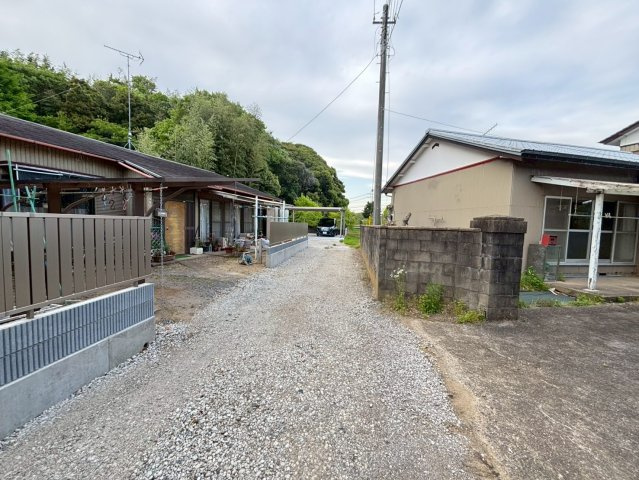 潮来市須賀　中古戸建の前面道路含む現地写真