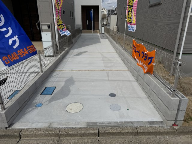 三郷市早稲田７丁目新築戸建の駐車場|3号棟駐車スペース・縦列2台駐車可