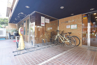 【駐車場】 | 自転車置き場。マンションの共用部にあたります。空きの有無や駐輪料金、各戸の台数制限などについては、改めてお問い合わせください。～即日のご見学可能～　お問合せはお気軽にどうぞ。