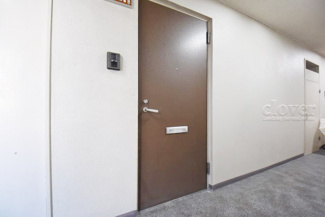 【その他共用部分】 | 皆様をお迎えする、お部屋の玄関ドア。開けやすさや開放角度、ドアノブの操作しやすさや鍵の形状などを、現地で一度ご確認ください。～即日のご見学可能～　お問合せはお気軽にどうぞ。