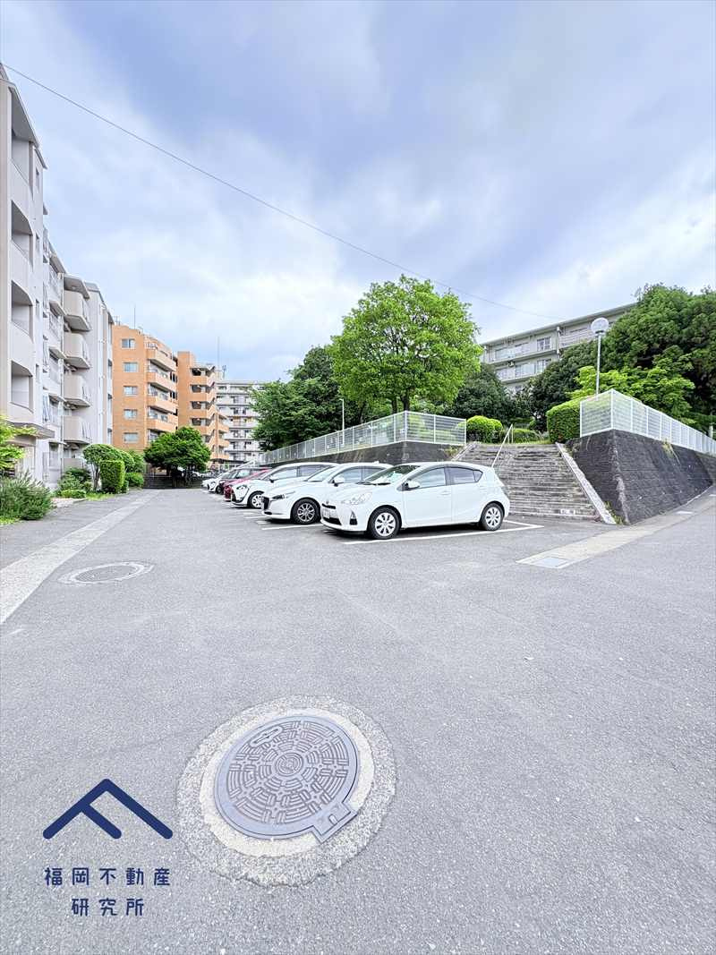 下長尾住宅2号棟の駐車場