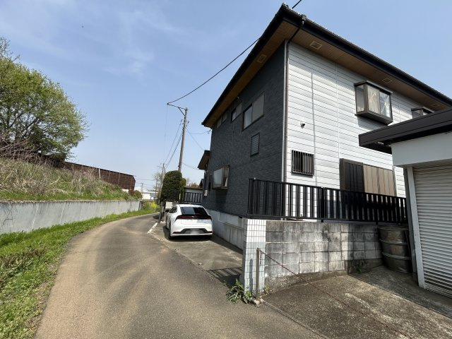 滑川町羽尾 中古戸建の前面道路含む現地写真|北側幅員約3ｍ公道に約10.9ｍ接道