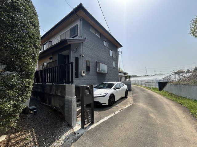 滑川町羽尾 中古戸建の前面道路含む現地写真|北側幅員約3ｍ公道に約10.9ｍ接道