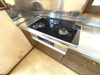 滑川町羽尾 中古戸建のキッチン|３口ガスコンロ
