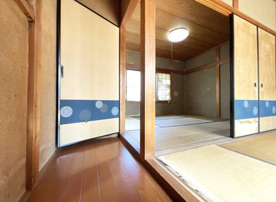 【和室】 | 上京区御前通下立売上る三丁目東入三助町　中古戸建 | 階段を上がった2階スペースには、2部屋の和室がございます。どちらも約6.3帖の広さがありゆったりとくつろいて頂けます。