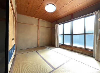 【和室】 | 上京区御前通下立売上る三丁目東入三助町　中古戸建 | 【和室6.3帖：西側】大きな明るい掃き出し窓があるので、1面採光でも問題ありません。外にはバルコニーが設置されています。