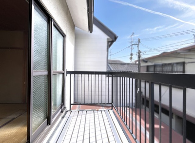 【バルコニー】 | 上京区御前通下立売上る三丁目東入三助町　中古戸建 | 【周辺環境】スーパー・コンビニ・大型スーパーが近くにある便利な暮らしです。日々のお買物には困りませんね。